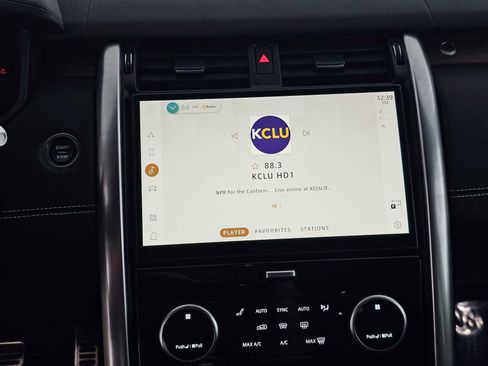 Used 2024 Land Rover Discovery Dynamic SE image 27