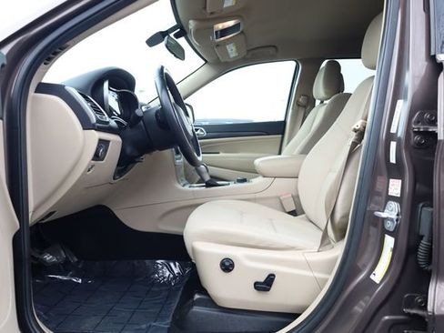 Used 2019 Jeep Grand Cherokee Laredo image 12