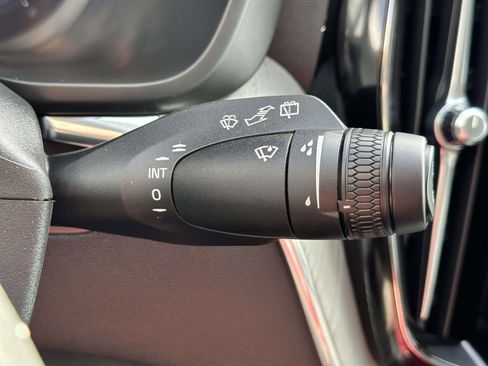 Used 2025 Volvo XC60 B5 Plus image 17