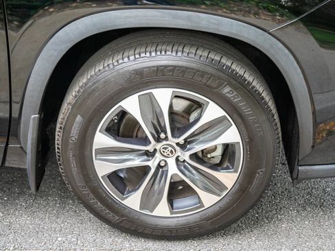 Used 2024 Toyota Highlander XLE image 14