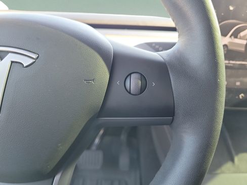 Used 2021 Tesla Model Y Long Range AWD/4WD image 21