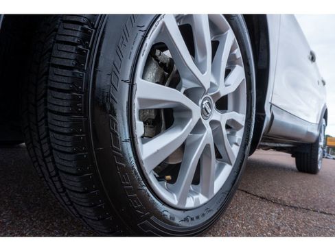 Used 2020 Nissan Rogue Sport SV image 9