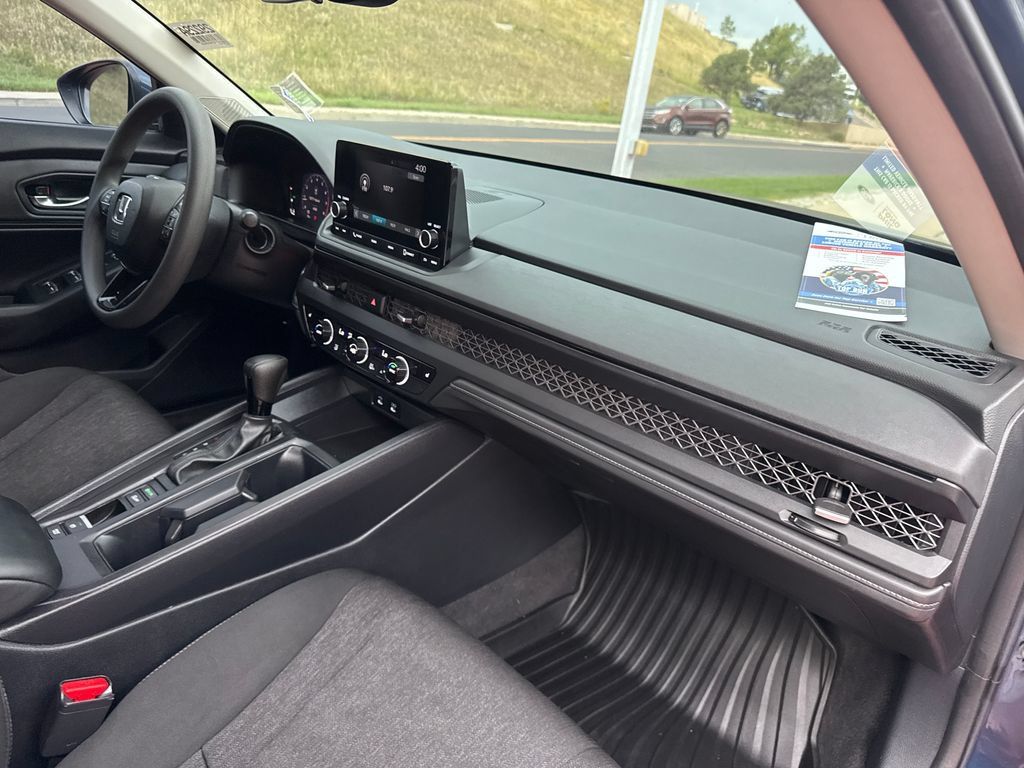 Used 2023 Honda Accord EX image 31