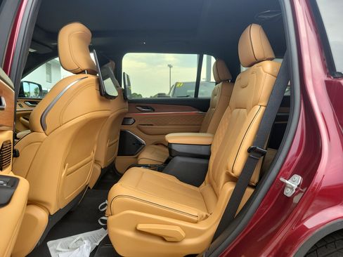 Used 2025 Jeep Grand Cherokee L Summit AWD/4WD image 8