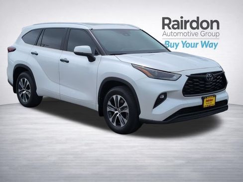 Used 2024 Toyota Highlander XLE AWD/4WD image 1