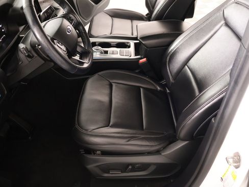 Used 2020 Ford Explorer XLT w/ Equipment Group 202A RWD image 11