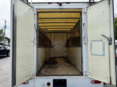 Used 2017 Chevrolet Express 4500 RWD image 10