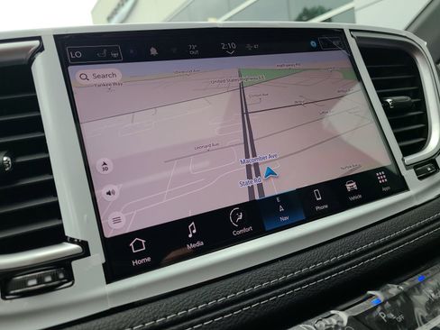 New 2023 Chrysler Pacifica Limited w/ Uconnect Theater Family Group image 27