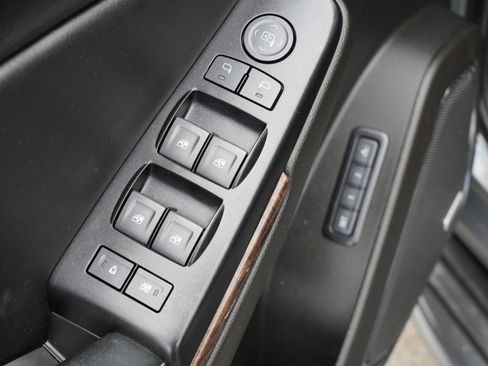 Used 2018 Chevrolet Tahoe LT image 16