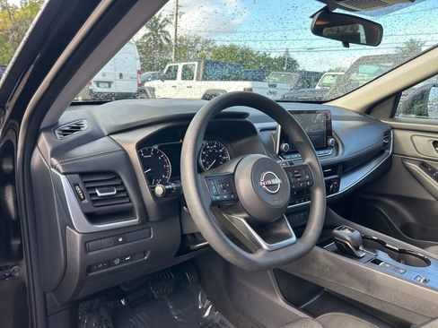 Used 2024 Nissan Rogue SV image 11