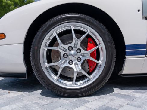 Used 2005 Ford GT RWD image 10