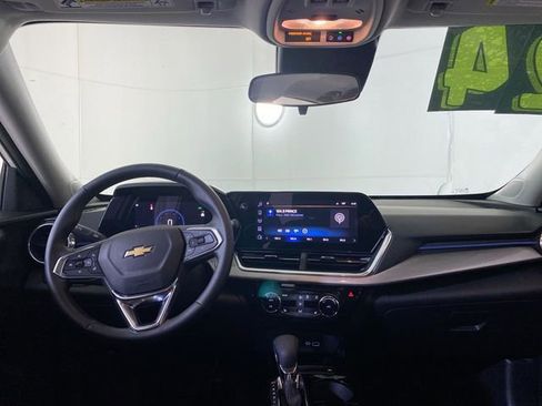 Used 2024 Chevrolet Trax LT w/ Sunroof Package FWD image 10