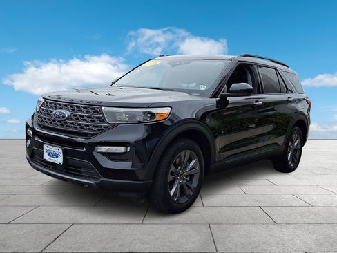 Certified 2023 Ford Explorer XLT w/ Equipment Group 202A AWD/4WD image 3
