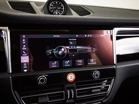 Certified 2026 Porsche Macan image 18