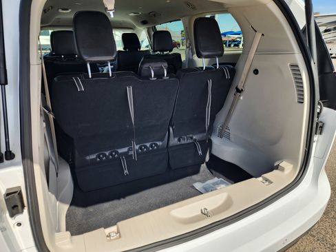 Used 2024 Chrysler Pacifica Touring-L FWD image 15