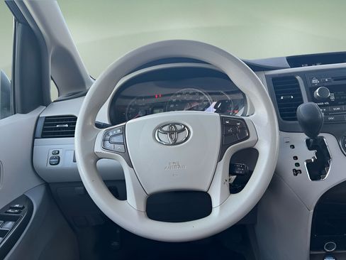 Used 2013 Toyota Sienna LE w/ Towing Pkg FWD image 17