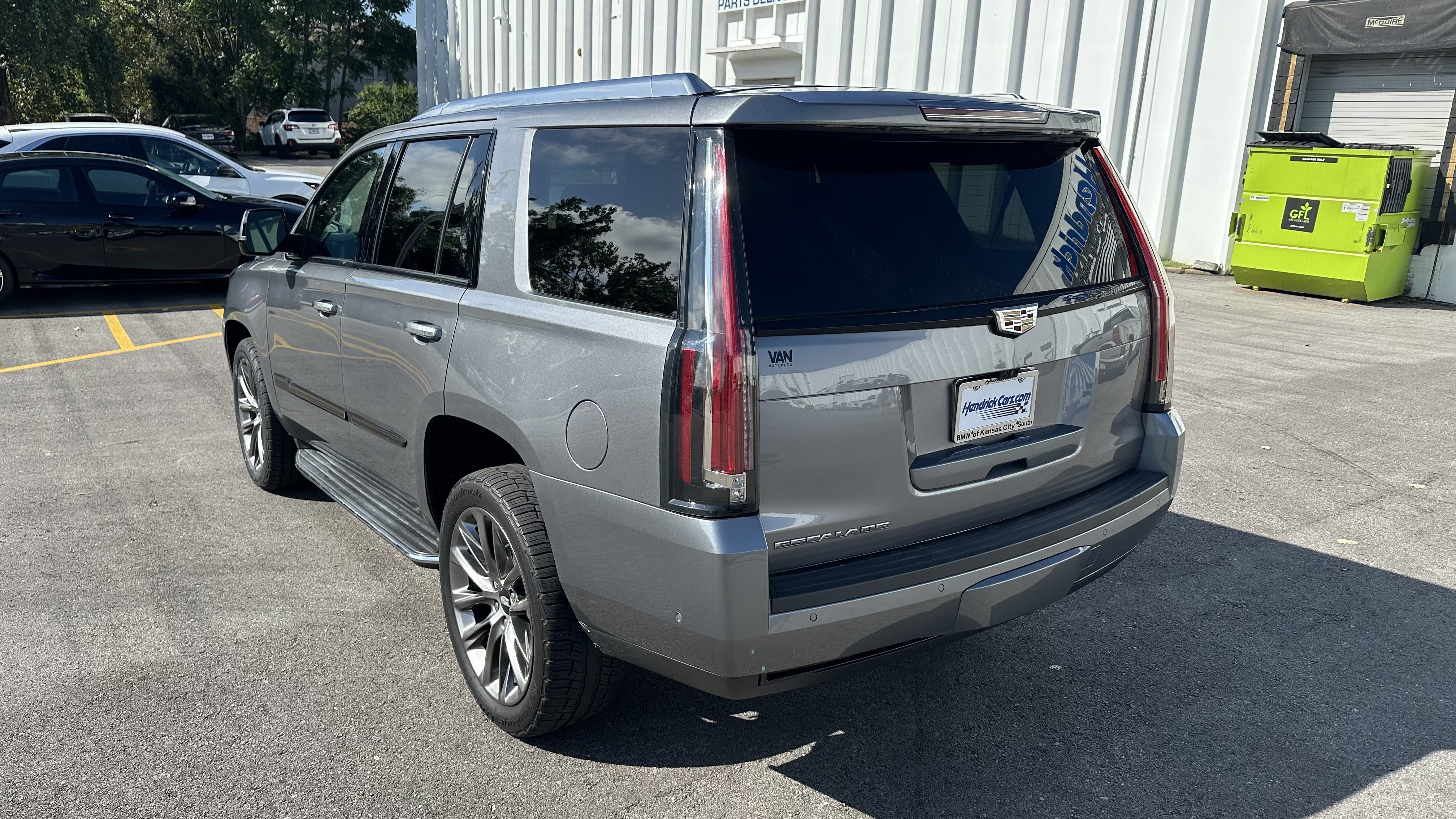 Used 2020 Cadillac Escalade Luxury w/ Escalade Sport Edition AWD/4WD image 8