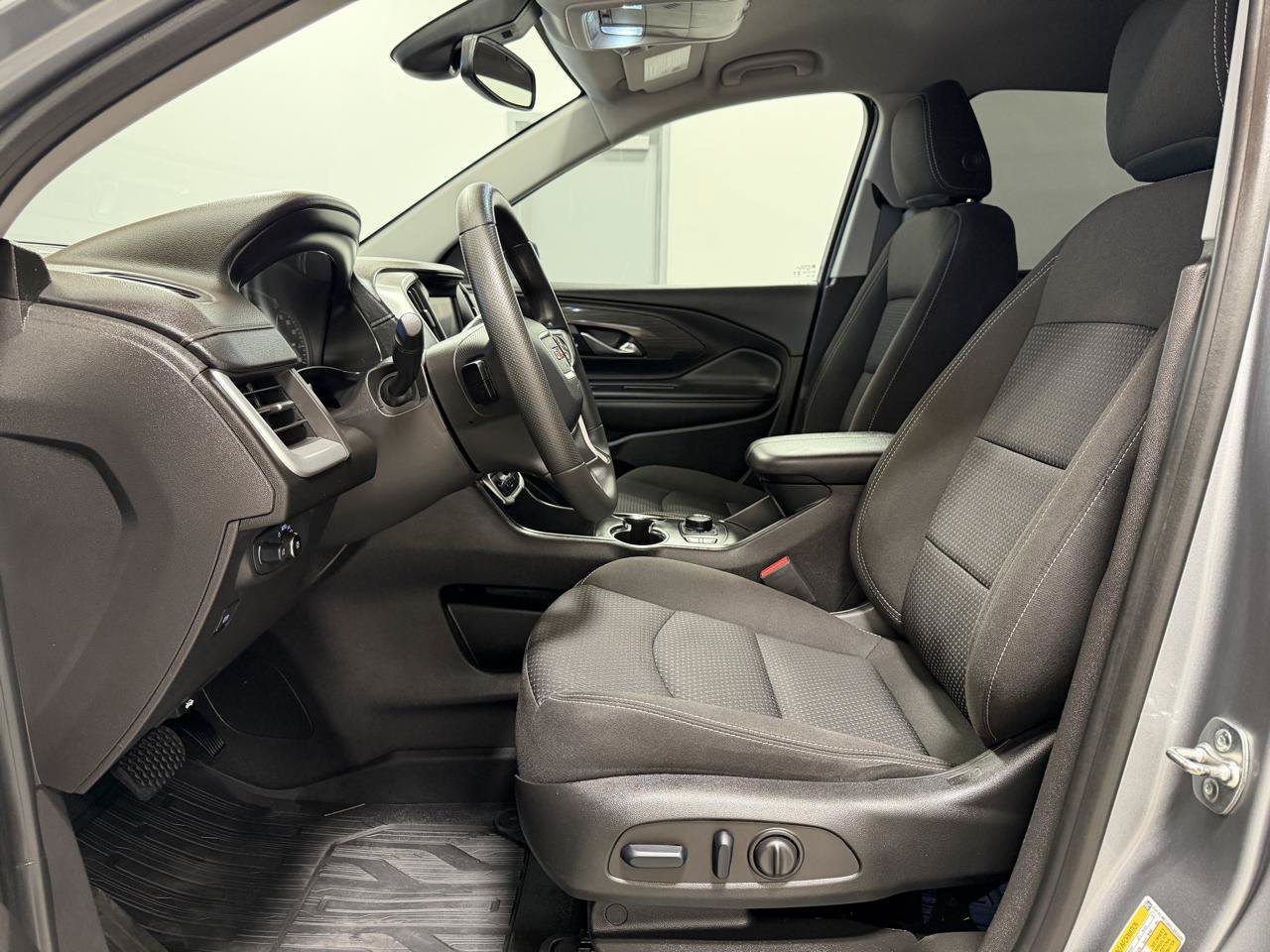 Used 2024 GMC Terrain SLE w/ Driver Convenience Package FWD image 11