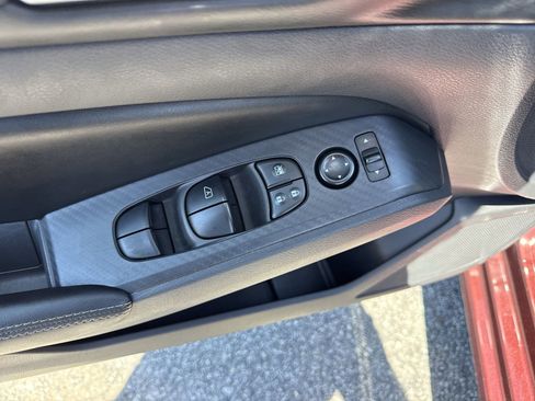 Used 2025 Nissan Altima 2.5 SV FWD image 14