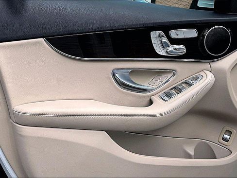 Used 2018 Mercedes-Benz C 300 Sedan w/ Premium Package image 17