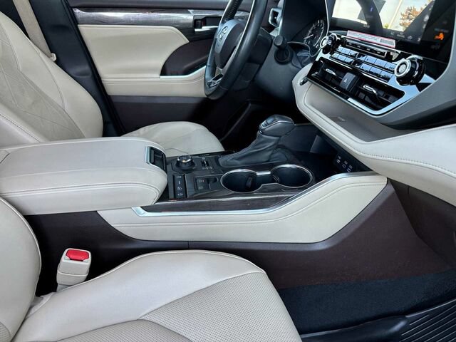 Used 2022 Toyota Highlander Platinum AWD/4WD image 19