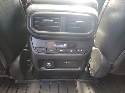 Used 2025 Honda Pilot TrailSport image 15