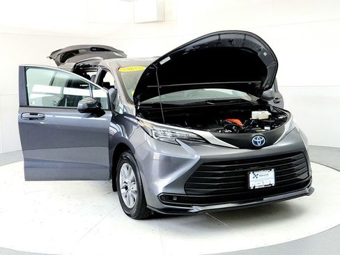 Certified 2025 Toyota Sienna LE AWD/4WD image 9