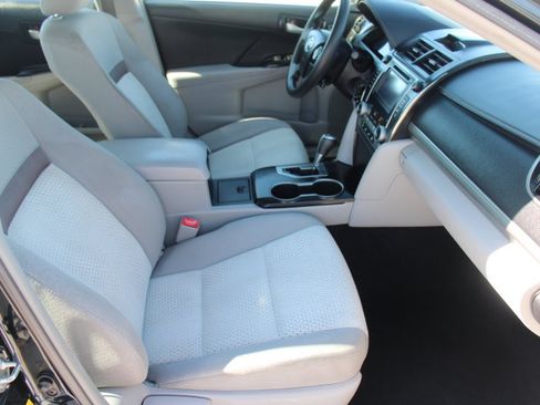 Used 2014 Toyota Camry LE FWD image 19