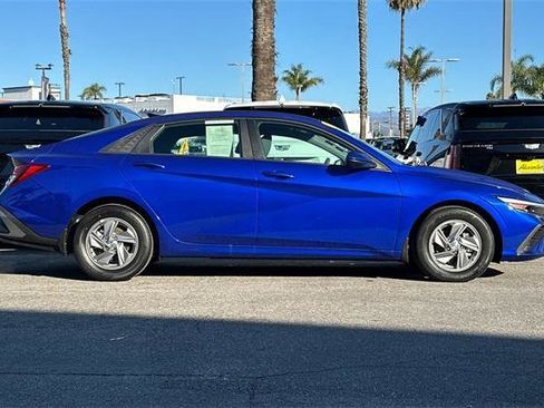 Certified 2025 Hyundai Elantra SE image 3