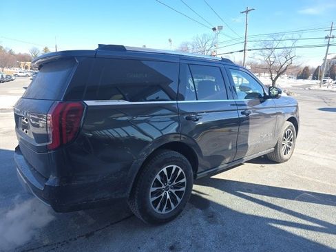 Used 2025 Ford Expedition Platinum image 2