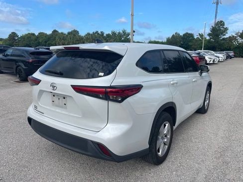 Used 2022 Toyota Highlander L FWD image 2