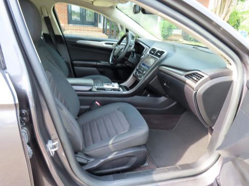 Used 2020 Ford Fusion SE FWD image 21