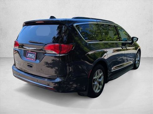 Used 2017 Chrysler Pacifica Touring-L w/ Tire & Wheel Group FWD image 5