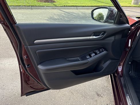 Used 2024 Nissan Altima 2.5 SL FWD image 15