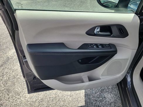 Used 2023 Chrysler Pacifica Touring-L FWD image 21