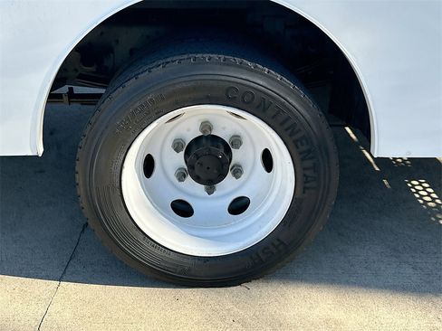 Used 2018 Isuzu NPR HD image 32