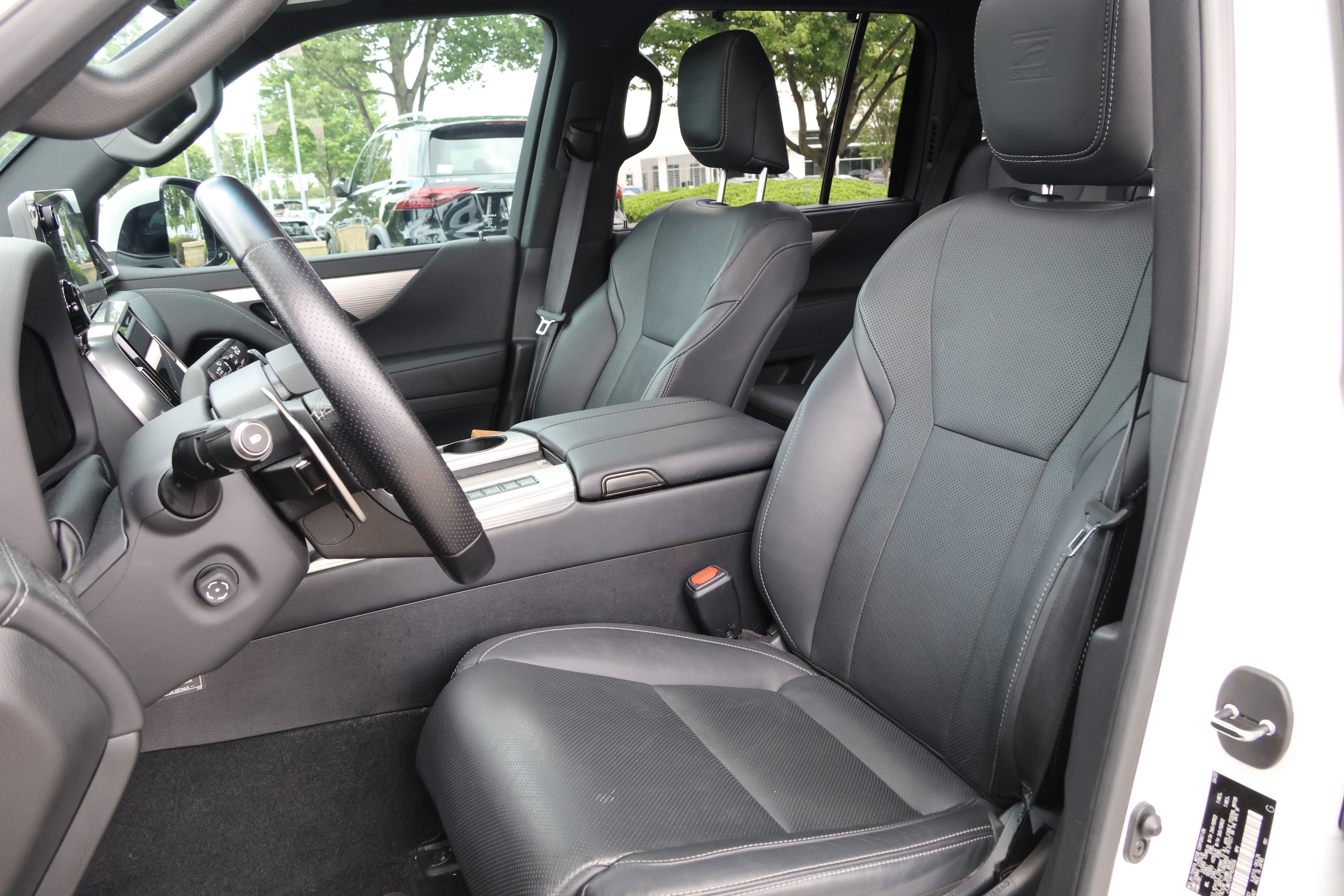 Used 2023 Lexus LX 600 F Sport w/ Accessory Package (Z1) AWD/4WD image 35