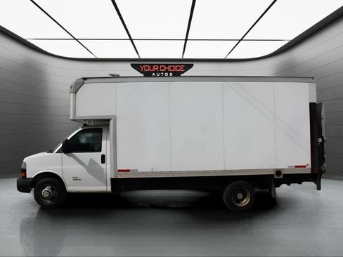 Used 2018 Chevrolet Express 4500 Extended w/ Driver Convenience Package RWD image 2