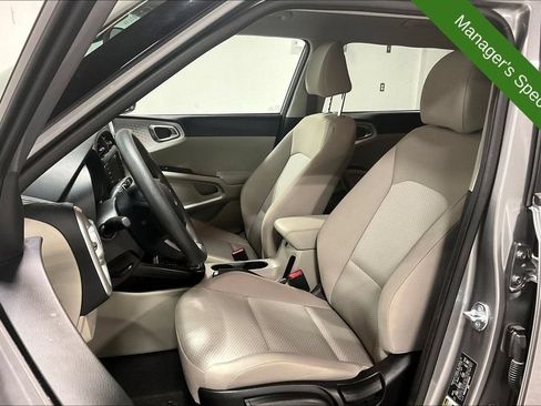 Used 2025 Kia Soul LX w/ LX Technology Package FWD image 30