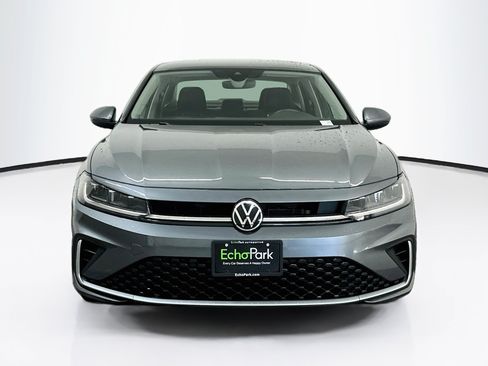 Used 2025 Volkswagen Jetta SE FWD image 2