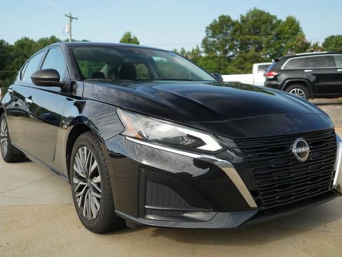 Used 2025 Nissan Altima 2.5 SV FWD image 35