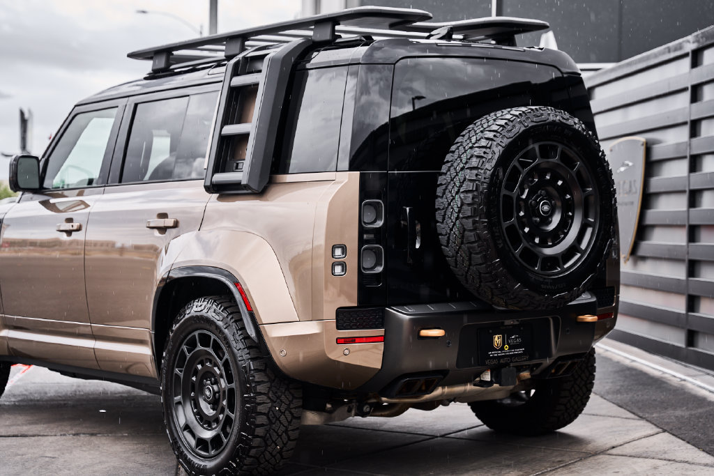 Used 2025 Land Rover Defender 110 AWD/4WD image 7