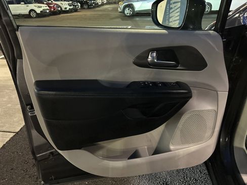 Used 2021 Chrysler Pacifica Touring image 22