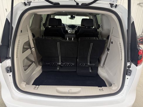 Used 2024 Chrysler Pacifica Touring-L image 5