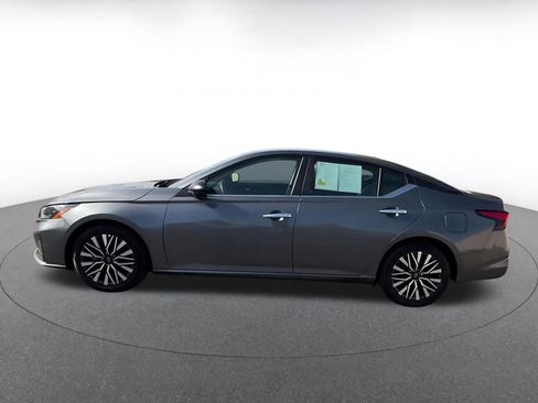 Used 2025 Nissan Altima 2.5 SV FWD image 9