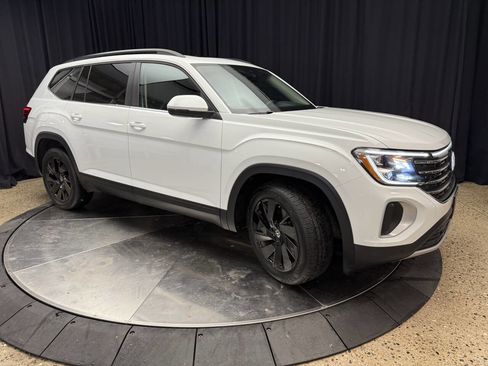 Used 2024 Volkswagen Atlas SE w/ Panoramic Sunroof Package image 10