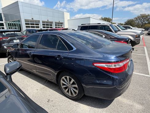 Used 2015 Toyota Camry XLE w/ Moonroof Package FWD image 2