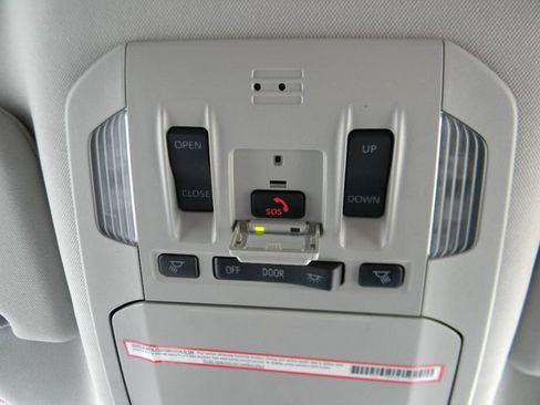 Used 2023 Toyota Highlander XLE AWD/4WD image 18