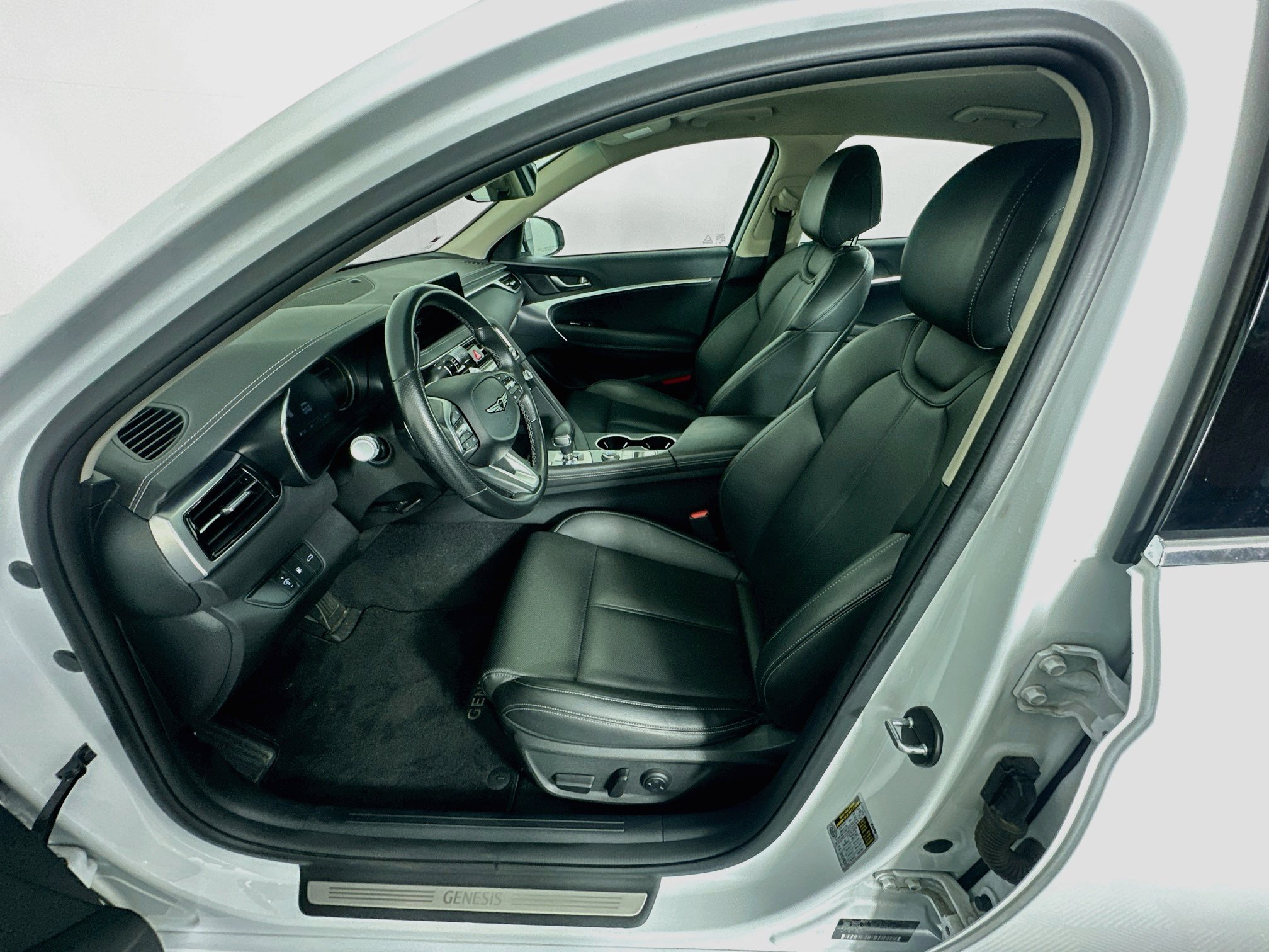 Used 2025 Genesis G70 2.5T RWD image 13