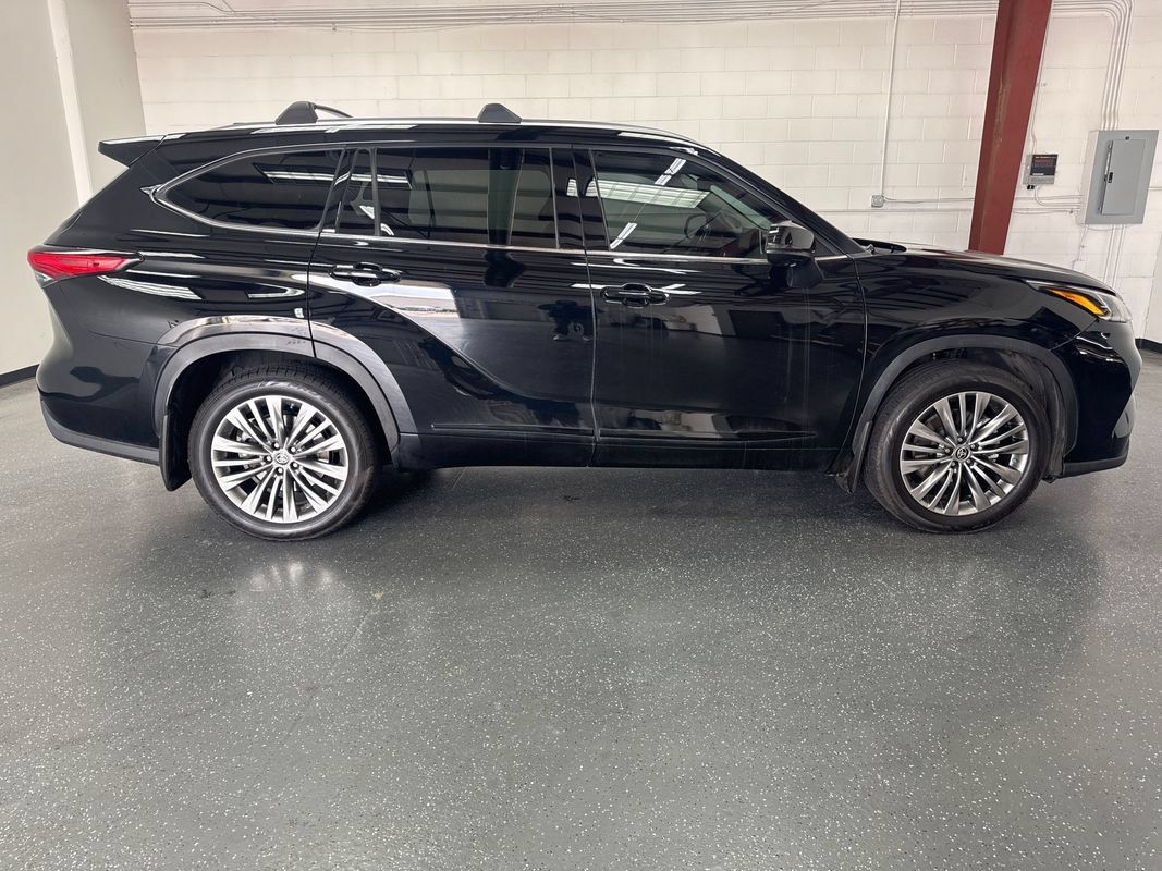 Used 2021 Toyota Highlander Platinum AWD/4WD image 3